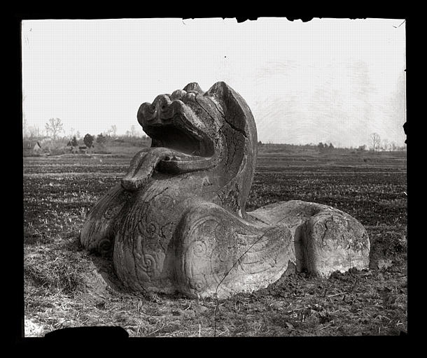 [Jiangsu]. Région de Nankin [Nanjing], Yao-houa men [Yaohuamen], [Ganjiaxian], allée funéraire de Siao King [Xiao Jing] (mort en 528 ap. J.-C.), lion ailé, vu de 3/4 avant_0
