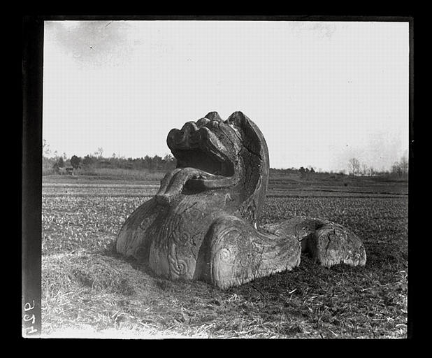 [Jiangsu]. Région de Nankin [Nanjing], Yao-houa men [Yaohuamen], [Ganjiaxian], allée funéraire de Siao King [Xiao Jing] (mort en 528 ap. J.-C.), lion ailé, vu de 3/4 avant_0