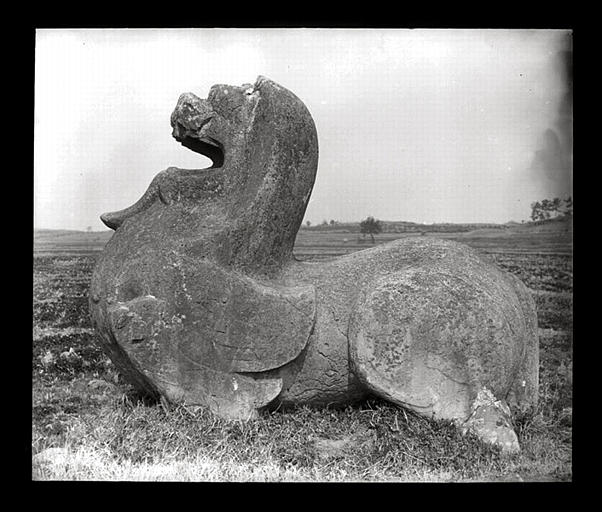 [Jiangsu]. Région de Nankin [Nanjing], Yao-houa men [Yaohuamen], [Ganjiaxian], allée funéraire de Siao Houei [Xiao Hui] (mort en 526 ap. J.-C.), lion ailé de droite_0