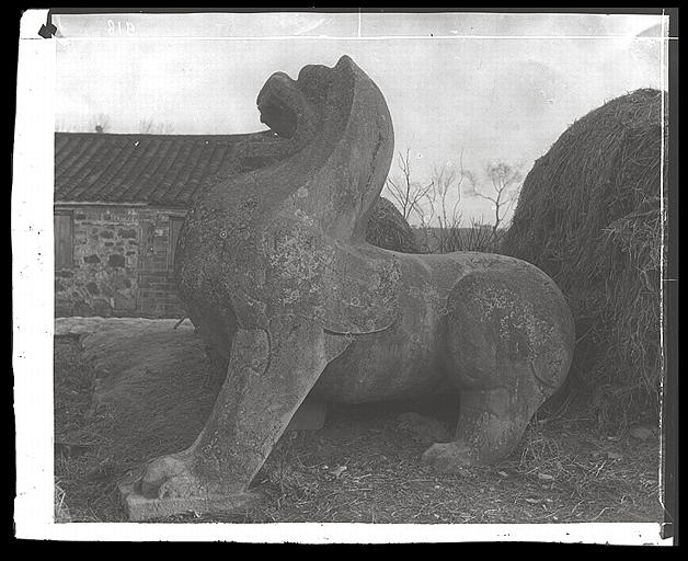 [Jiangsu]. Région de Nankin [Nanjing], Yao-houa men [Yaohuamen], [Ganjiaxian], allée funéraire de Siao Sieou [Xiao Xiu] (mort en 518 ap. J.-C.), lion ailé de gauche, profil gauche_0