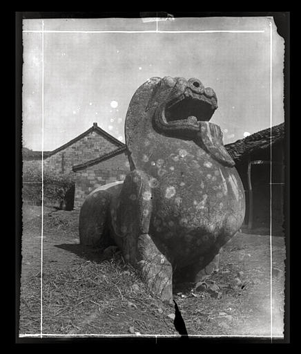 [Jiangsu]. Région de Nankin [Nanjing], Yao-houa men [Yaohuamen], [Ganjiaxian], allée funéraire de Siao Sieou [Xiao Xiu] (mort en 518 ap. J.-C.), lion ailé de droite, vu de 3/4 avant_0
