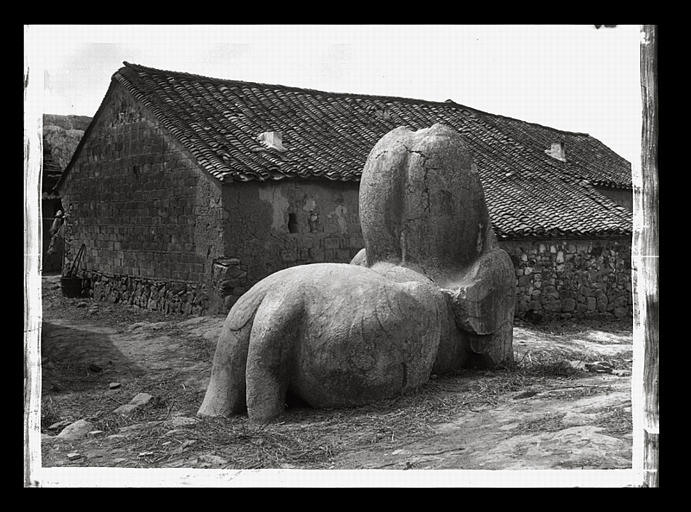 [Jiangsu]. Région de Nankin [Nanjing], Yao-houa men [Yaohuamen], [Ganjiaxian] allée funéraire de Siao Sieou [Xiao Xiu] (mort en 518 ap. J.-C.), lion ailé de droite, vu de 3/4 arrière_0
