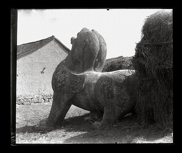 [Jiangsu]. Région de Nankin [Nanjing], Yao-houa men [Yaohuamen], [Ganjiaxian], allée funéraire de Siao Sieou [Xiao Xiu] (mort en 518 ap. J.-C.), lion ailé de gauche, vu de 3/4 arrière_0