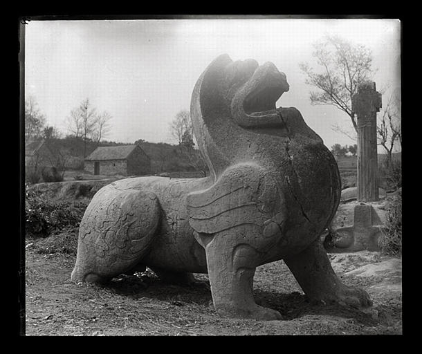 [Jiangsu]. Région de Nankin [Nanjing], Yao-houa men [Yaohuamen], [Ganjiaxian], allée funéraire de Siao Sieou [Xiao Xiu] (mort en 518 ap. J.-C.), lion ailé de gauche, profil droit_0