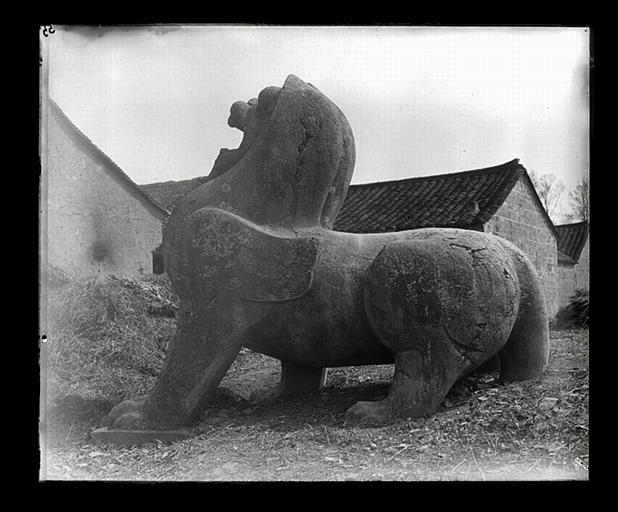 [Jiangsu]. Région de Nankin [Nanjing], Yao-houa men [Yaohuamen], [Ganjiaxian], allée funéraire de Siao Sieou [Xiao Xiu] (mort en 518 ap. J.-C.), lion ailé de gauche, profil gauche_0