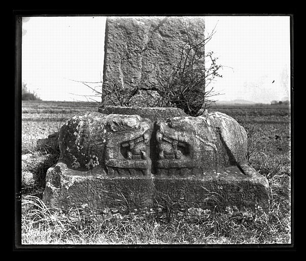 [Jiangsu]. Région de Nankin [Nanjing], Tan-yang [Danyang], allée funéraire de Siao Chouen-tche [Xiao Shunzhi, aussi nommé Liang Wendi] (mort en 494 ap. J.-C.), embase d'une colonne, t'ou-long [tulong]_0