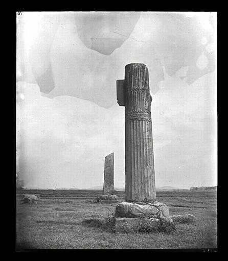 [Jiangsu]. Région de Nankin [Nanjing], Tan-yang [Danyang], allée funéraire de Siao Chouen-tche [Xiao Shunzhi, aussi nommé Liang Wendi] (mort en 494 ap. J.-C.), colonne cannelée_0