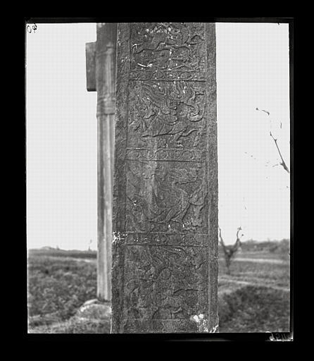[Jiangsu]. Région de Nankin [Nanjing], Ki-lin men [sic], allée funéraire de Hiao Hong [Xiao Hong] (mort en 527 ap. J.-C.), stèle, décor de la tranche_0