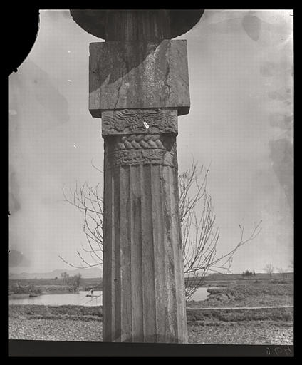 [Jiangsu]. Région de Nankin [Nanjing], [Jurong], Che-che kan [sic] [Shishicun], allée funéraire de Siao Tsi [Xiao Ji] (mort en 529 ap. J.-C.), colonne cannelée de droite, détail_0