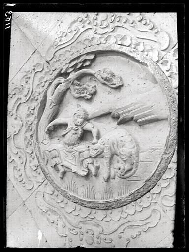 [Mandchourie, Liaoning]. Médaillon en terre cuite dans le T'ien-heou kong [Tianhougong] à Moukden_0