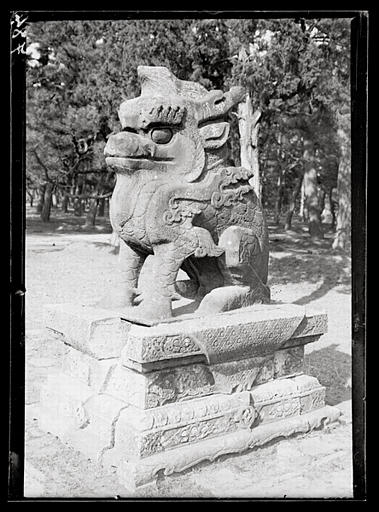 [Mandchourie, Liaoning]. Sépulture Tchao ling [Zhaoling], un des animaux de l'allée qui conduit au pavillon de la stèle_0