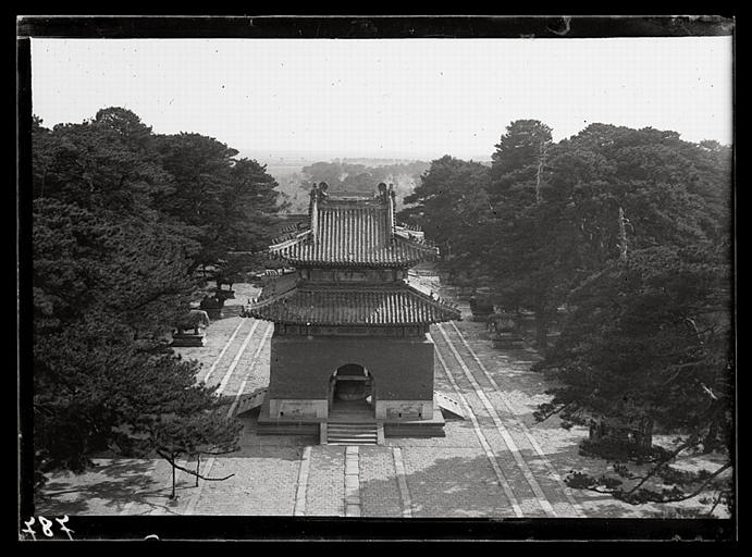 [Mandchourie, Liaoning]. Sépulture Tchao ling [Zhaoling], pavillon de la stèle, vu par derrière_0