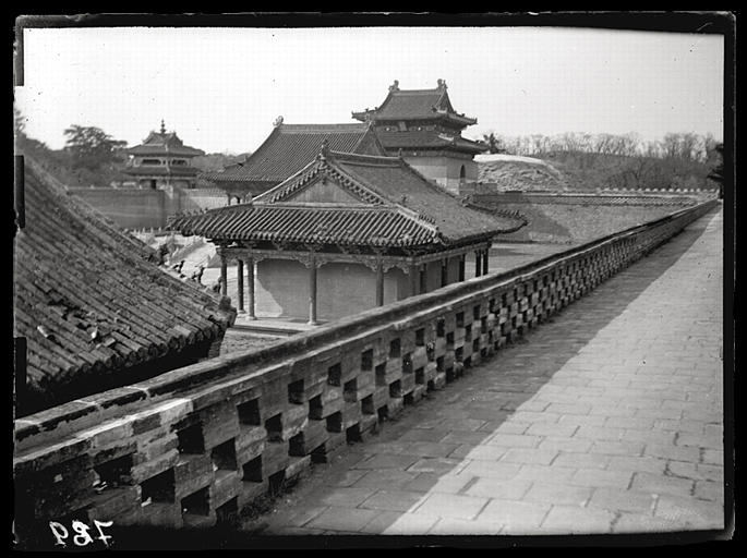 [Mandchourie, Liaoning]. Sépulture Tchao ling [Zhaoling], la cour principale vue du haut du mur de l'Est_0