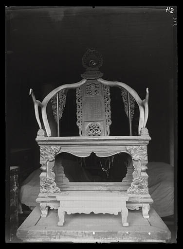 [Mandchourie, Liaoning]. Chaise avec dossier en corne de cerf, dans le palais de Moukden_0