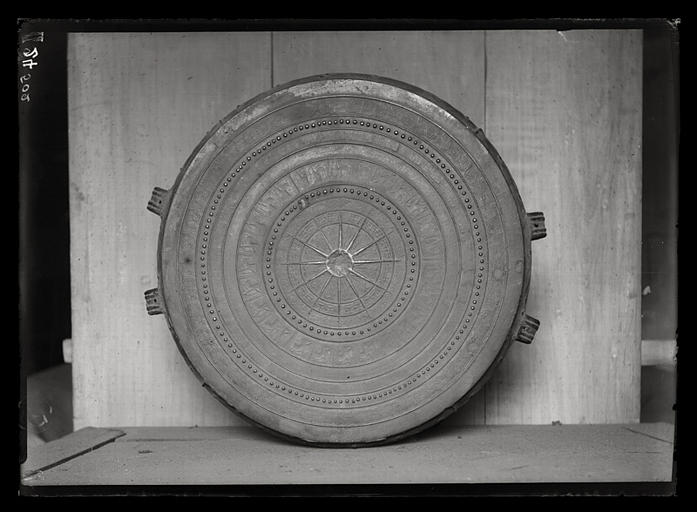 [Mandchourie, Liaoning]. Tambour de bronze (I) dans le palais de Moukden [cf. AP13394]_0