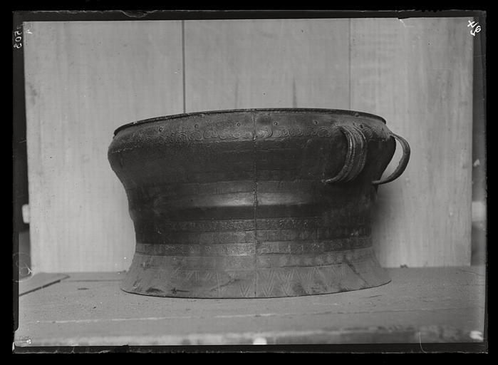 [Mandchourie, Liaoning]. Tambour de bronze (I) dans le palais de Moukden [cf. AP13393]_0