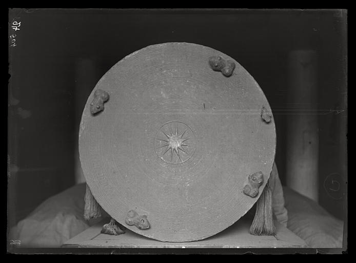 [Mandchourie, Liaoning]. Tambour de bronze (II) dans le palais de Moukden [cf. AP13396]_0