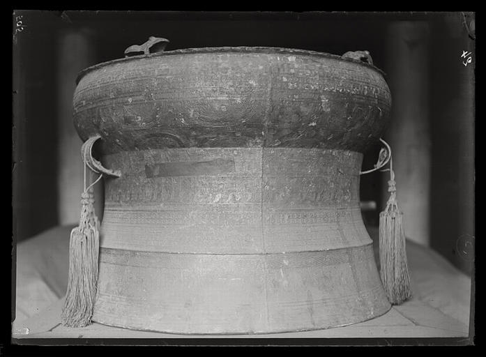 [Mandchourie, Liaoning]. Tambour de bronze (II) dans le palais de Moukden [cf. AP13395]_0
