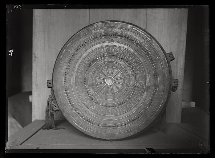 [Mandchourie, Liaoning]. Tambour de bronze (V) dans le palais de Moukden [cf. AP13402]_0