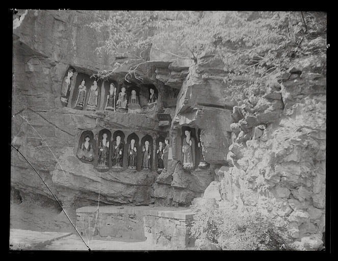 [Shandong]. Tsi-nan fou [Jinanfu], Ts'ien fo chan [Qianfoshan] ('montagne des mille Buddha'), derrière le temple_0