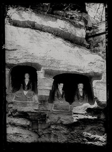 [Shandong]. Tsi-nan fou [Jinanfu], Ts'ien fo chan [Qianfoshan] ('montagne des mille Buddha'), première cour du temple, détail_0