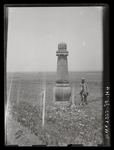 [Shandong]. Tsi-nan fou [Jinanfu], sépultures au pied du Ts'ien fo chan [Qianfoshan]_0
