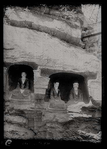 [Shandong]. Tsi-nan fou [Jinanfu], Ts'ien fo chan [Qianfoshan] ('montagne des mille Buddha'), première cour du temple, détail_0