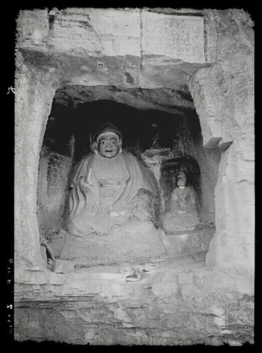 [Shandong]. Tsi-nan fou [Jinanfu], Ts'ien fo chan [Qianfoshan] ('montagne des mille Buddha'), première cour du temple, détail_0