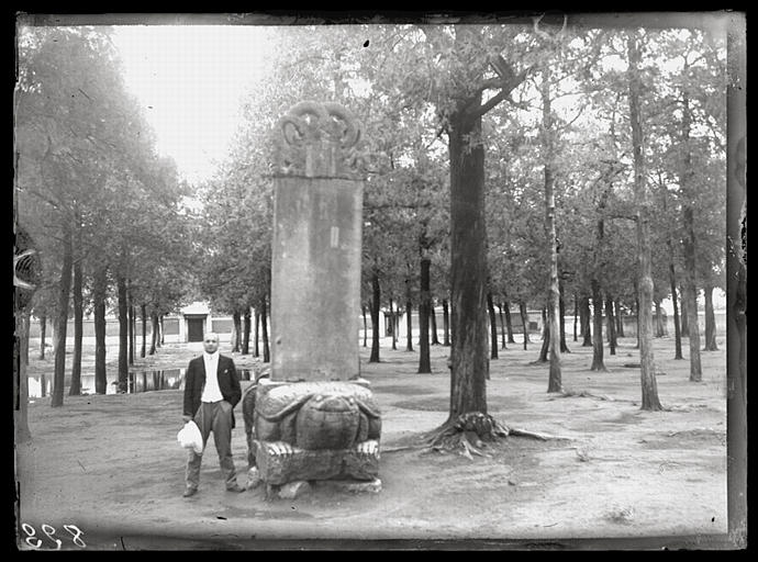 [Shandong]. Wei hien [Weixian], cour du Yu-ts'ing kong [Yuqinggong]_0