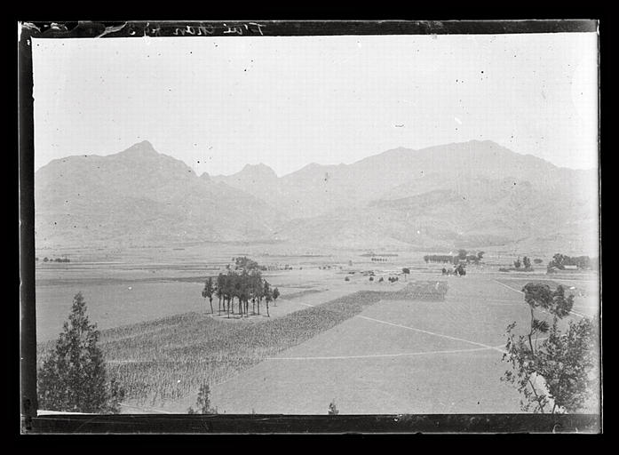 [Shandong]. Le T'ai chan [Taishan] et la plaine de T'ai-ngan fou [Tai'anfu]. Vue prise de la colline Chö-cheou [Sheshou]_0
