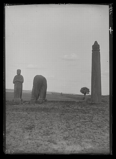 [Henan] Ho-nan. Kong hien [Gongxian], Yong-tchao ling [Yongzhaoling], sépulture de l'empereur Jen tsong [Renzong], mort en 1063 ap. J.-C., obélisque, éléphant et son cornac_0