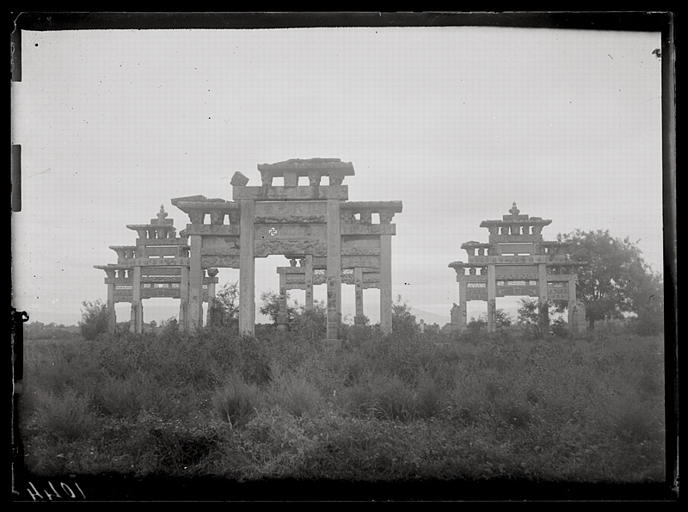 [Shaanxi]. Arc de triomphe entre Ho-yang hien [Heyangxian] et Han-tch'eng hien [Hanchengxian]_0