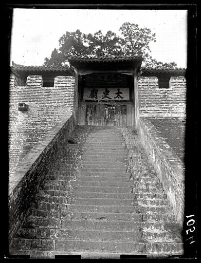 [Shaanxi]. [Zhichuan], sommet des escaliers accédant au temple funéraire de Sseu-ma Ts'ien [Sima Qian]_0