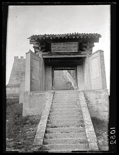 [Shaanxi]. [Zhichuan], commencement des escaliers accédant au temple funéraire de Sseu-ma Ts'ien [Sima Qian]_0