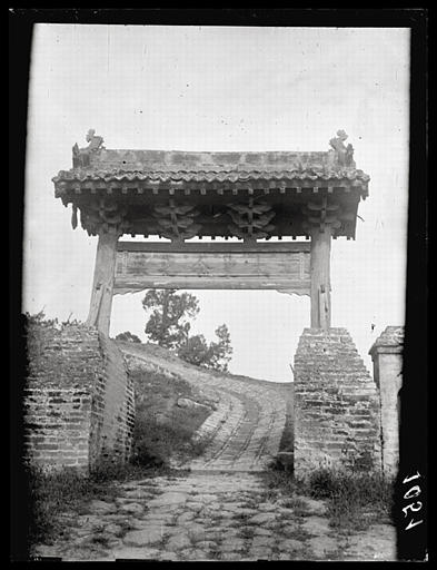 [Shaanxi]. Troisième arc de triomphe sur la route menant au temple funéraire de Sseu-ma Ts'ien [Sima Qian]_0