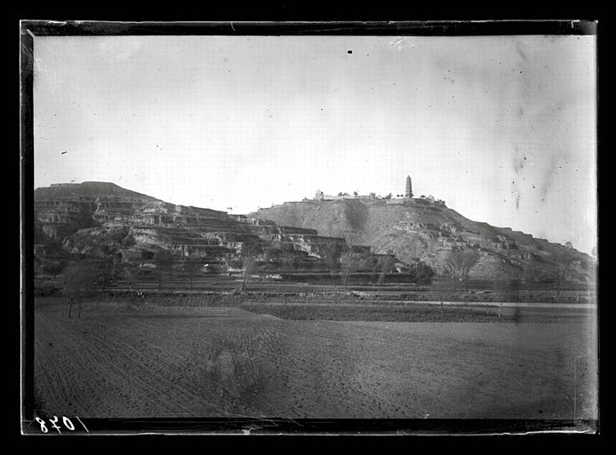 [Shanxi]. À gauche de la route avant d'arriver à Kie-hieou hien [Jiexiuxian]_0