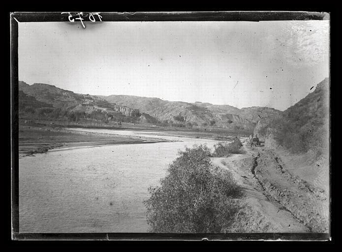 [Shanxi]. Sur le bord de la rivière Fen [Fen] avant Ling-che hien [Lingshixian]_0