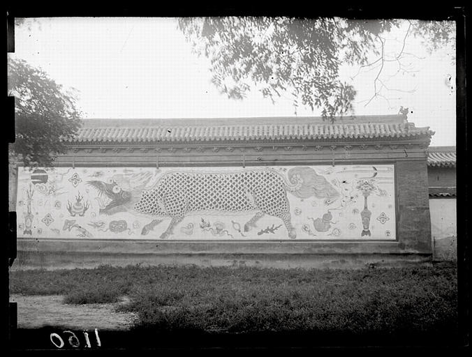 [Shanxi]. Mur formant écran devant le ya-men [yamen] du préfet de T'ai-yuan fou [Taiyuanfu]_0