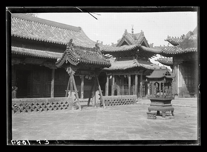 [Shanxi]. T'ai-yuan fou [Taiyuanfu], salle principale du Tch'eng-houang miao [Chenghuangmiao]_0