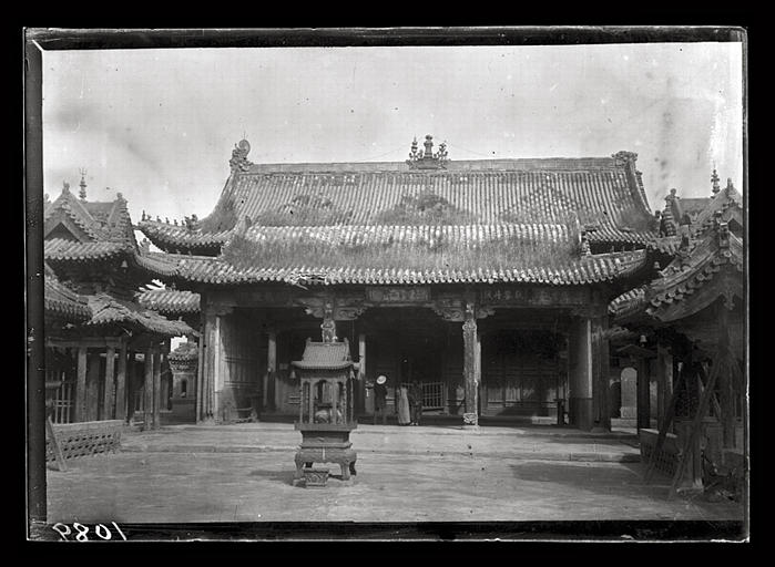 [Shanxi]. T'ai-yuan fou [Taiyuanfu], salle principale du Tch'eng-houang miao [Chenghuangmiao]_0
