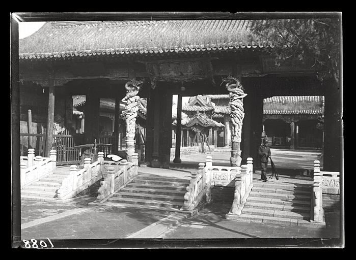 [Shanxi]. T'ai-yuan fou [Taiyuanfu], entrée du Tch'eng-houang miao [Chenghuangmiao]_0