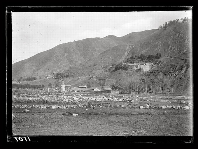 [Shanxi]. Wou t'ai chan [Wutaishan], avant d'arriver à la terrasse du Centre_0