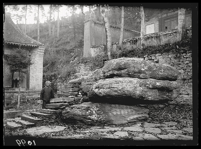 [Shanxi]. Wou t'ai chan [Wutaishan], temple Ts'ing leang che sseu [Qingliangshisi], la pierre qui branle_0