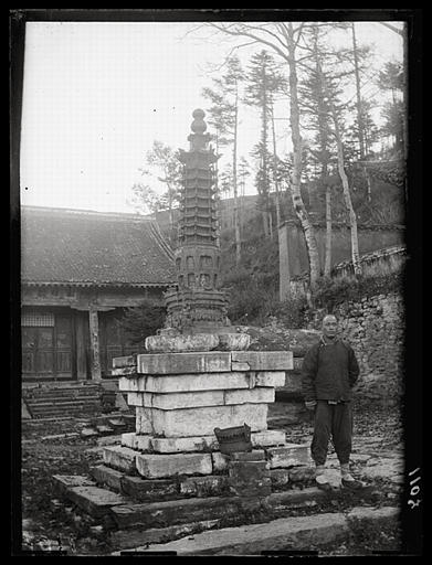 [Shanxi]. Wou t'ai chan [Wutaishan], temple Ts'ing-leang che sseu [Qingliangshisi] (cf. n°1099) [cf. AP13007], petite pagode en bronze doré (daté 1606)_0