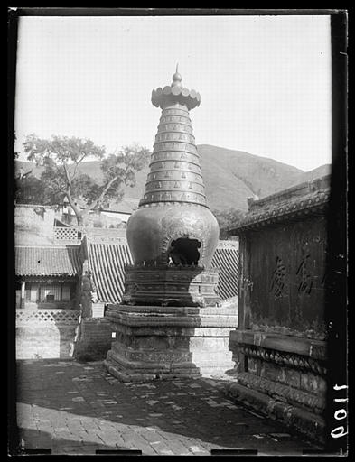 [Shanxi]. Wou t'ai chan [Wutaishan], temple Hien-t'ong sseu [Xiantongsi], une des cinq petites pagodes en bronze doré_0