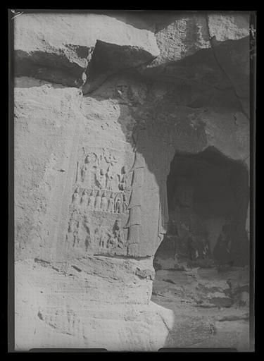 [Shanxi]. Yun-kang [Yungang], en dehors et à gauche de l'entrée de la grotte H_0