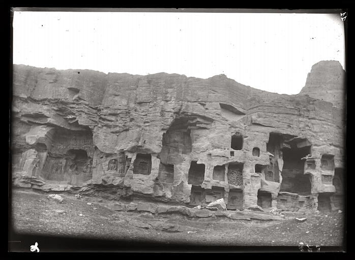 [Shanxi]. Yun-kang [Yungang], vue partielle des grottes de l'ouest, à gauche la grotte E_0