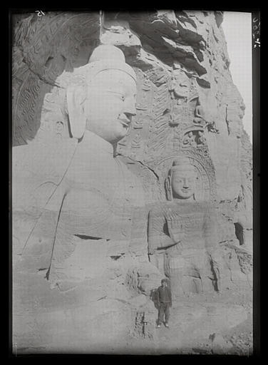 [Shanxi]. Yun-kang [Yungang], le grand Buddha vu de l'ouest_0