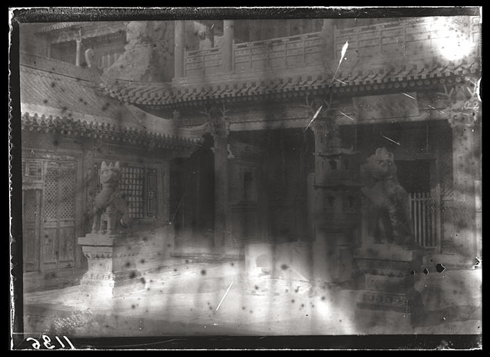 [Shanxi]. Cour du temple des Buddha de pierre à Yun-kang [Yungang]_0