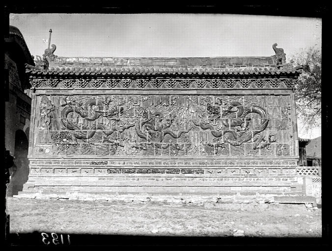 [Shanxi]. Sur la route de Yun-kang [Yungang], mur en briques vernissées devant le Kouan-yin t'ang [Guanyintang] (n°1134) [cf. AP13034]_0